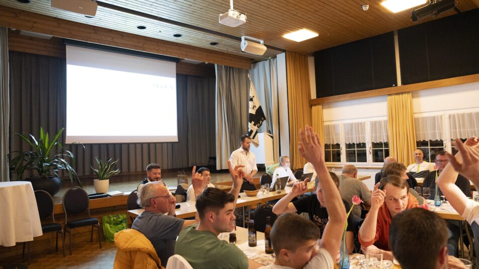 Vier wechsel im vereinsvorstand 2026 - justiz Gais vier wechsel im vereinsvorstand 2026 vier wechsel vereinsvorstand 2026 gais der abend im gaiser gasthaus krone begann für die ehrenmitglieder des turnvereins gais gemütlich mit einem apéro an... Iustitia. Bg vier wechsel im vereinsvorstand 2026 2026-04-07 16:38:00 justiz gais