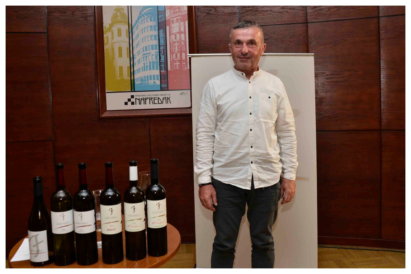 Bruno ferenac ‘vrijeme je za…’ avantura brune ferenca postala ozbiljan vinski biznis čiji smjer ne namjerava mijenjati 2026 vrijeme avantura brune ferenca postala ozbiljan vinski 49 bruno ferenac iustitia. Bg iustitia. Bg možda će vam se ovaj naslov učiniti pomalo nerazumljiv. Dolazi sa završetka radionice “vrijeme je za…” održane u hkd napredak pod sommelierskim vodstvom darka lugarića. Upravo je on tražio od nazočnih da... ‘vrijeme je za…’ avantura brune ferenca postala ozbiljan vinski biznis čiji smjer ne namjerava mijenjati 2026 2026-04-19 20:09:19 iustitia. Bg pravda - iustitia. Bg bruno ferenac