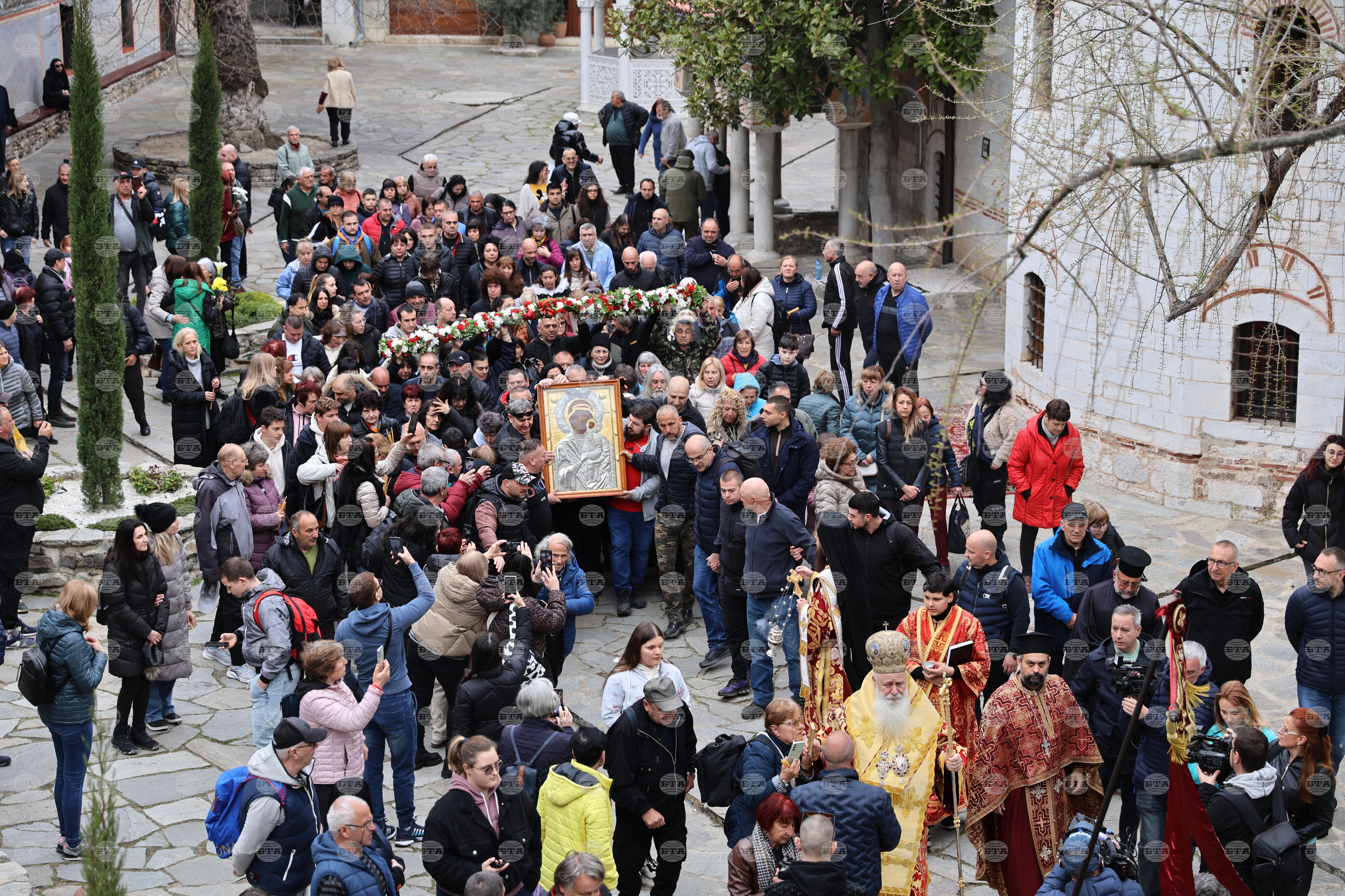 България вярващи от цялата страна последваха чудотворната икона на света богородица в литията ѝ от бачковския манастир до местността клувията 2026 vyarvashti tsyalata strana posledvaha chudotvornata iko българия вярващи от цялата страна последваха тази сутрин чудотворната икона на света богородица в литията ѝ от бачковския... Iustitia. Bg вярващи от цялата страна последваха чудотворната икона на света богородица в литията ѝ от бачковския манастир до местността клувията 2026 2026-04-13 07:52:45 юстиция българия