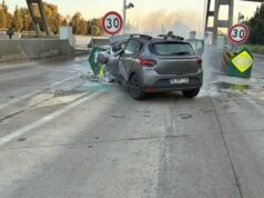 İzmir’de Feci Kaza: Bariyerlere Çarpan Otomobil Alev Alev Yandı! 25 Yaşındaki Genç Sürücüden Acı Haber 2026 İzmir'de Feci Kaza: Bariyerlere Çarpan Otomobil Alev Alev Yandı! 25 Yaşındaki Genç Sürücüden Acı Haber 2026