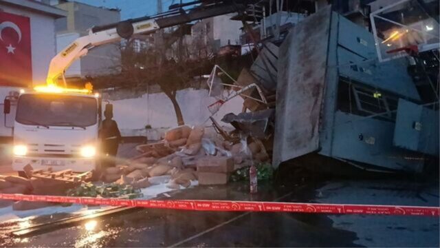 İzmir’de Freni Boşalan Kamyon Önce Trafoya Çarptı Sonra Okul Bahçesine Uçtu! İzmir’de Freni Boşalan Kamyon Önce Trafoya Çarptı Sonra Okul Bahçesine Uçtu! 2026