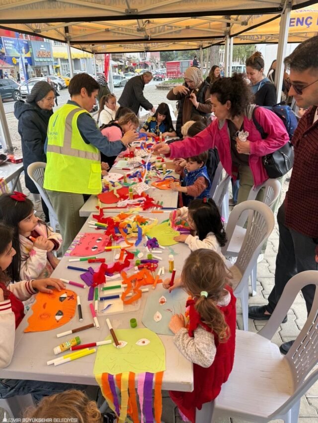İzmir’de 23 Nisan Karnavalı Başladı: Gezici Sahne İlçeleri Coşkuya Boğuyor! 2026