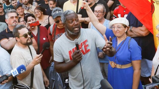 El agitador ultra Bertrand Ndongo llama “idiota” a la diputada Aina Vidal (Comuns) en el Congreso 2026