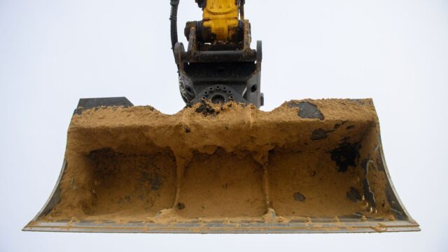 Arbeitsunfall: Baggerschaufel trifft Arbeiter – schwer verletzt 2026