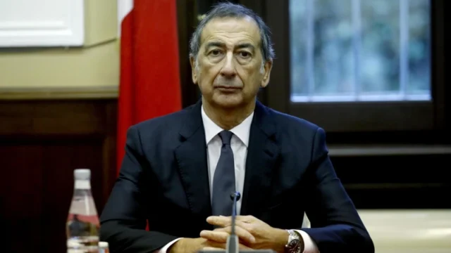 Beppe Sala, il capo di gabinetto passa col rosso: recidivo, maxi-multa e patente ritirata 2026