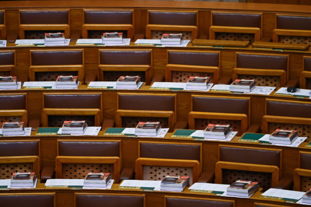 Hétfőn brutális tempóval indul be a parlamenti munka 2026