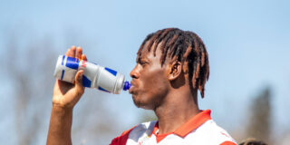 Bvb heiß auf abwehrtalent aus salzburg: gespräche weit fortgeschritten 2026 - iustitia. Bg - gerechtigkeit Joane gadou von rb salzburg trinkt aus einer flasche.