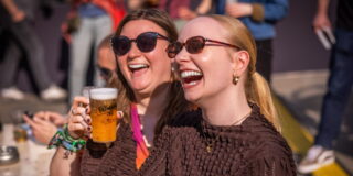 Der samstag bei dortbunt in der city: die schönsten bilder vom stadtfest 2026 - iustitia. Bg - gerechtigkeit Zwei frauen posieren bei dortbunt für ein foto.