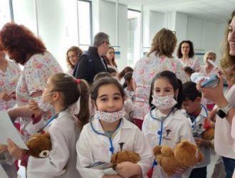 Общество 50 деца от дг „звездица -зорница“ лекуваха своя мечо в детската болница на бургас 2026 detsa zvezditsa zornitsa lekuvaha svoya mecho detskata 1 общество 50 деца от дг &bdquo;звездица-зорница&ldquo; посетиха днес детската болница &bdquo;света анастасия&ldquo;, за да поздравят медицинските сестри на световния ден на сестринството. От своя страна екипът... Iustitia. Bg 50 деца от дг „звездица -зорница“ лекуваха своя мечо в детската болница на бургас 2026 2026-05-12 14:45:50 юстиция общество