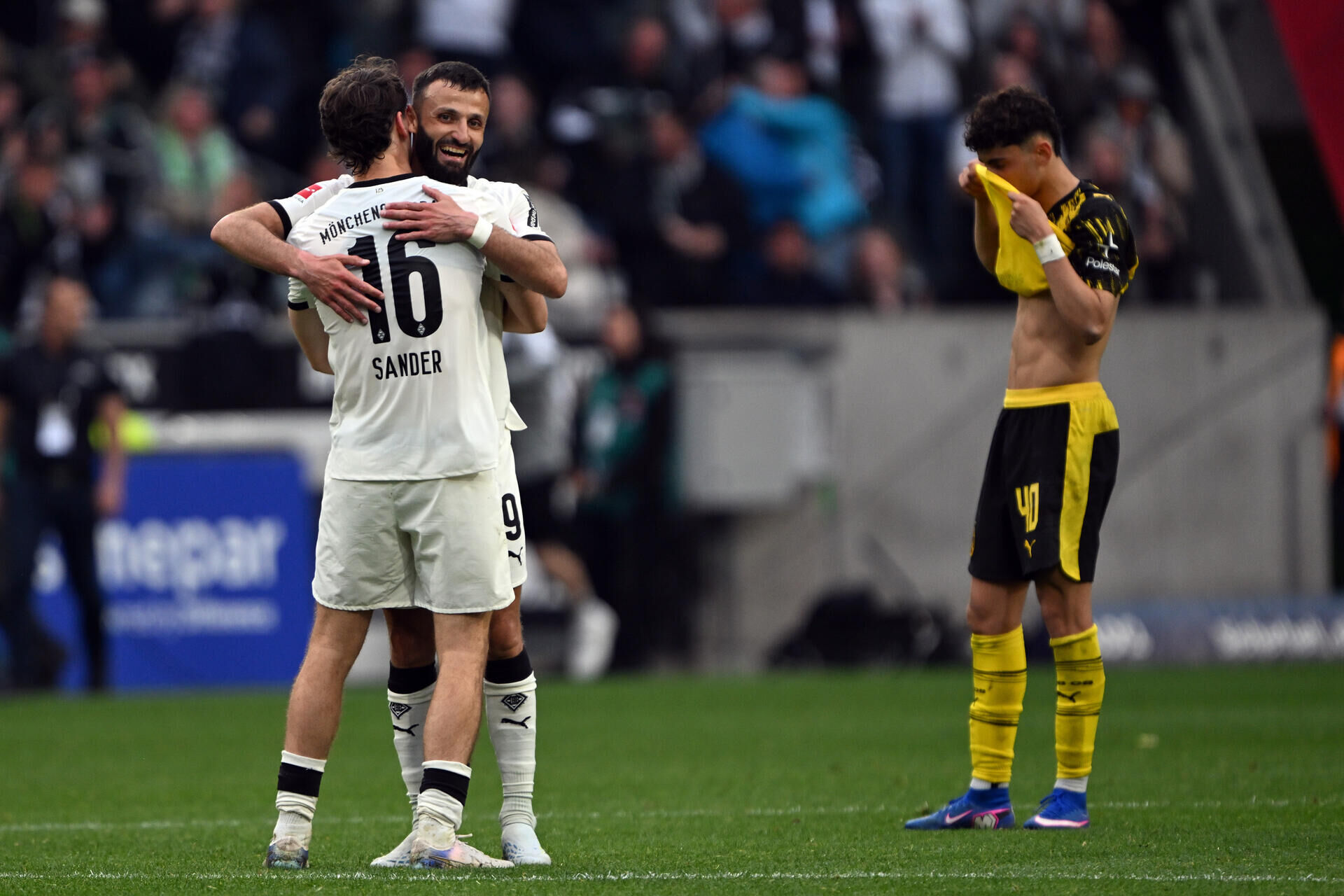 Fußball, männer: bundesliga, borussia mönchengladbach - borussia dortmund, 32. Spieltag, stadion im borussia-park, philipp sander (bor. Mönchengladbach) und franck honorat (bor. Mönchengladbach) bejubeln den sieg.