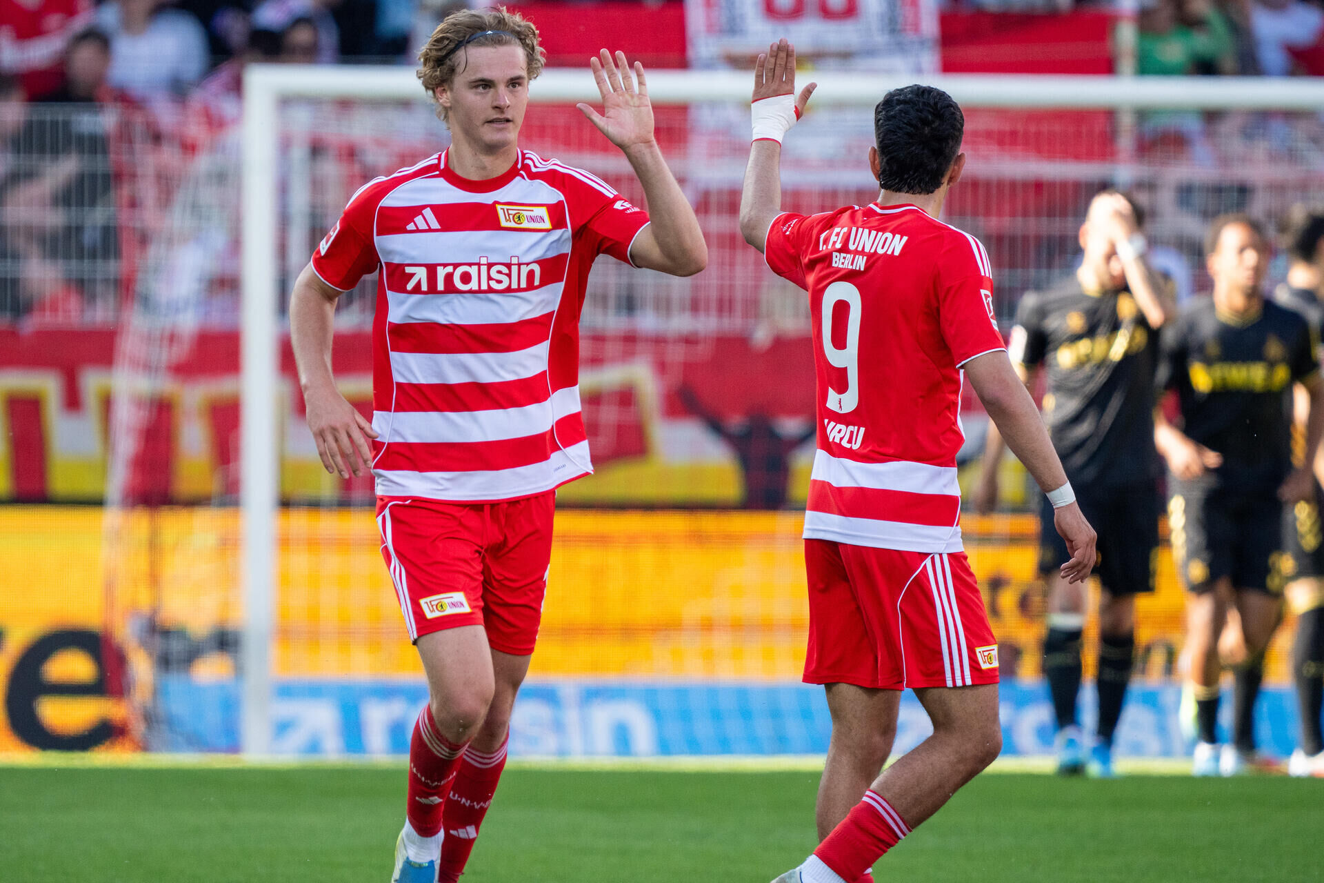 Fußball, männer: bundesliga, 1. Fc union berlin - 1. Fc köln, 32. Spieltag, an der alten försterei, tom rothe (l, 1. Fc union berlin) klatscht nach seinem treffer zum 1:2 mit livan burcu (1. Fc union berlin) ab.