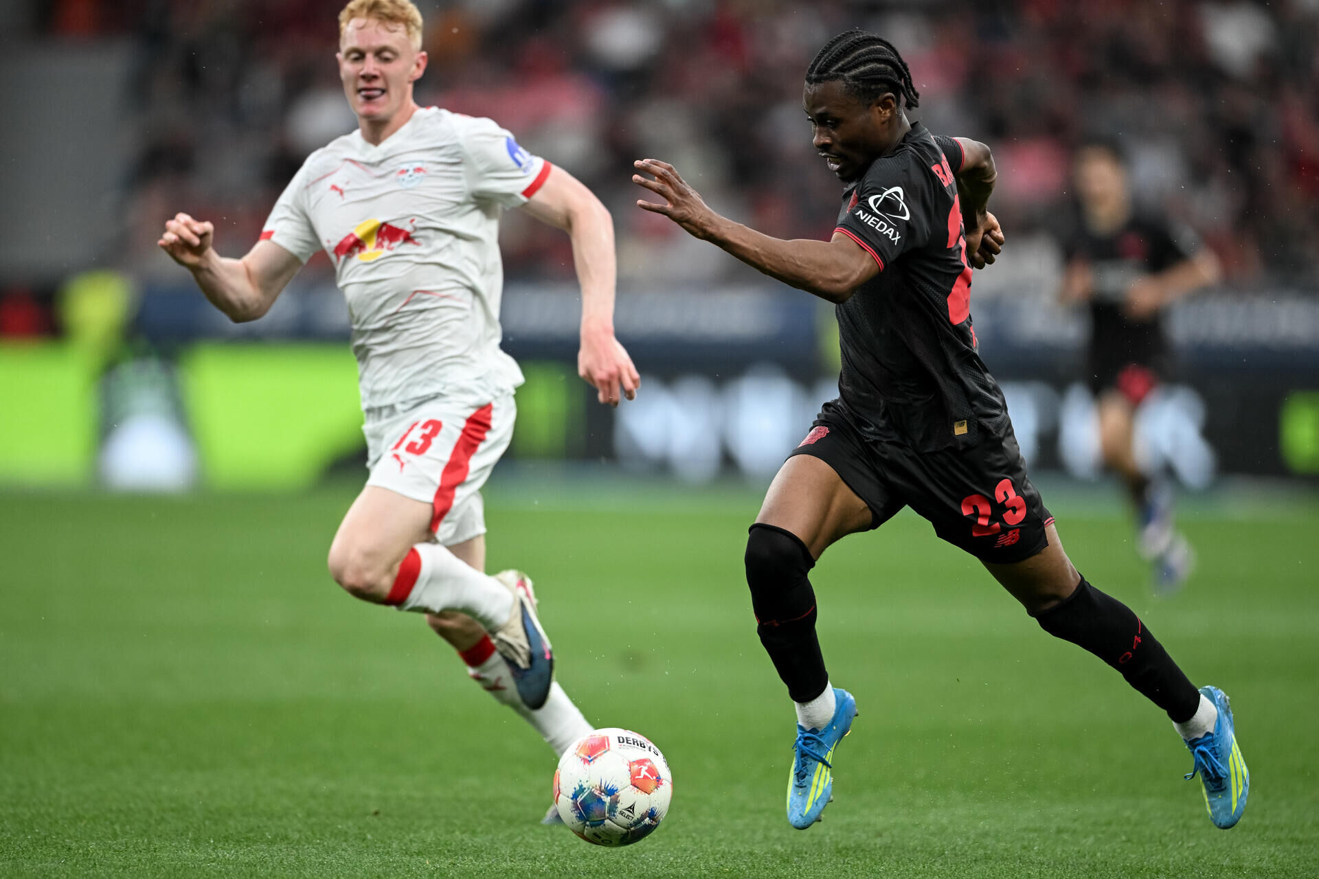 Fußball, männer: bundesliga, bayer leverkusen - rb leipzig, 32. Spieltag, bayarena. Nathan tella (bayer 04 leverkusen,r) im zweikampf mit nicolas seiwald (rb leipzig,l)