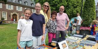 50 fotos vom ahauser stadtfest am sonntag: kinderflohmarkt füllt die innenstadt 2026 - iustitia. Bg - gerechtigkeit Eine familie steht hinter ihrem verkaufsstand beim kinderflohmarkt.