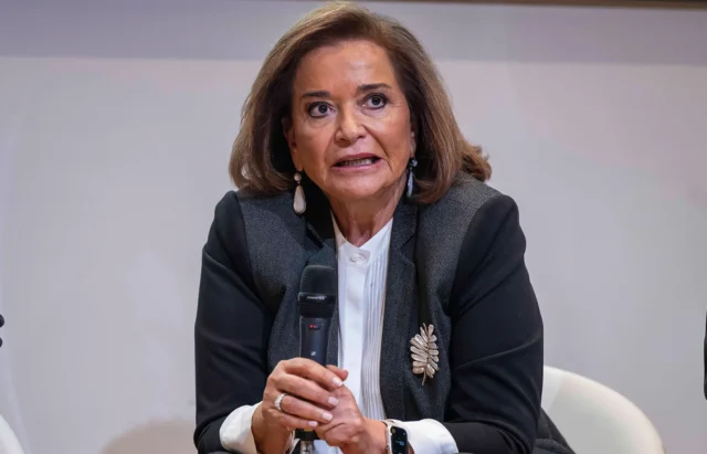 Γενέθλια για την Ντόρα Μπακογιάννη: Έσβησε τρεις τούρτες και κέρασε… ψηφιακό «σοκολατάκι» 2026