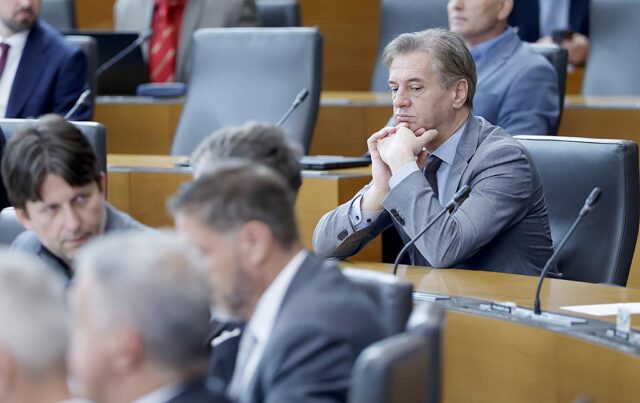 Golob in Čalušičeva “špricala” glasovanje o prepovedi referenduma 2026