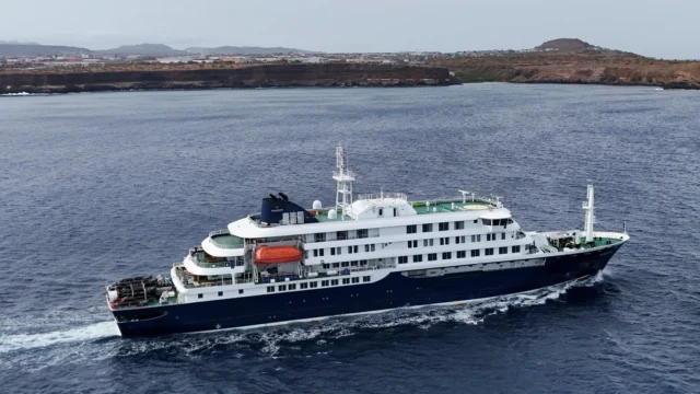 Groep opvarenden van cruiseschip Hondius per chartervlucht naar Eindhoven 2026
