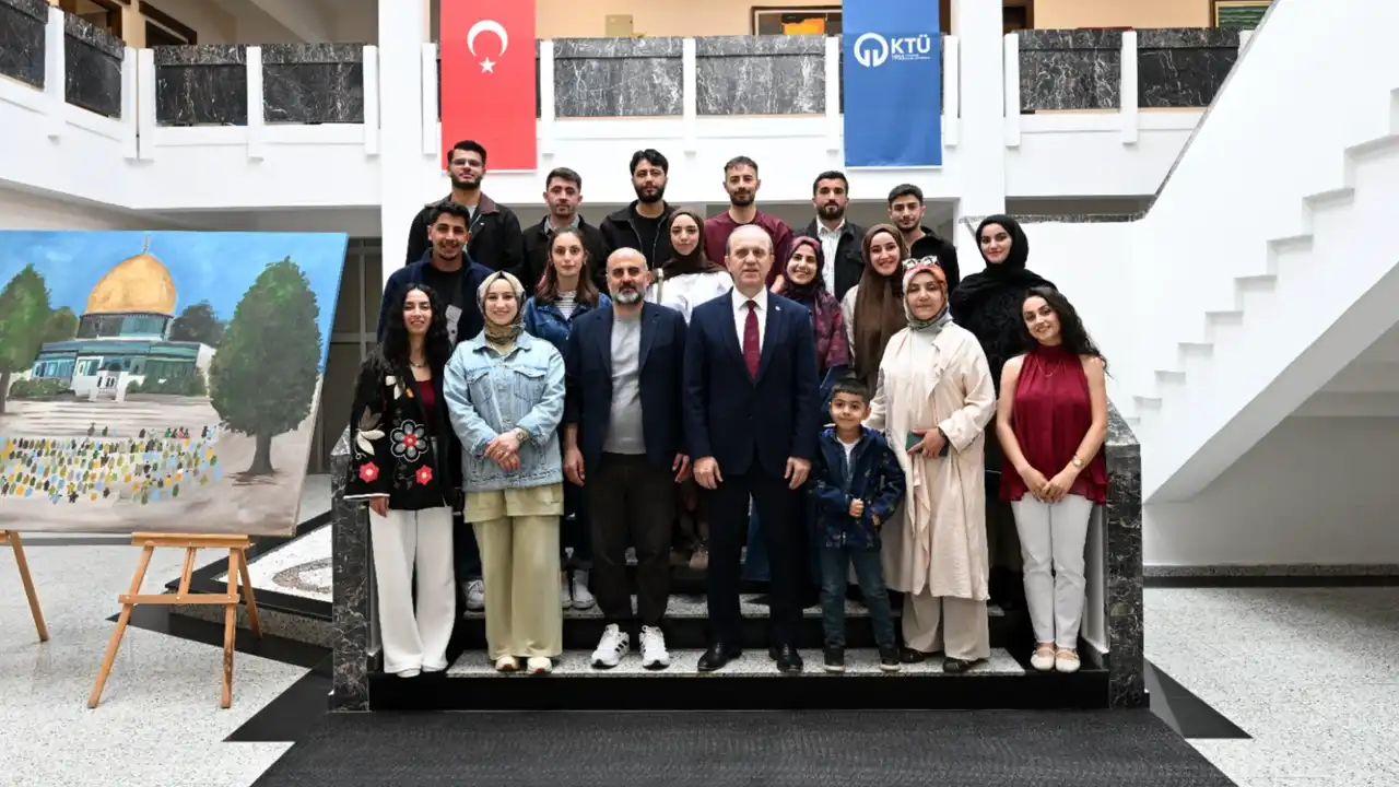 Trabzon hakkâri üniversitesi öğrencilerinden ktü’ye “dağlardan denize kültür köprüsü” 2026 hakk niversitesi rencilerinden lardan denize 2026 2 trabzon iustitia. Bg hakkâri üniversitesi genel sekreter v. Doç. Dr. Saim gündoğan ile proje ekibinin ve öğrencilerin yer... Iustitia. Bg hakkâri üniversitesi öğrencilerinden ktü’ye “dağlardan denize kültür köprüsü” 2026 2026-05-13 10:49:00 adalet - iustitia. Bg trabzon