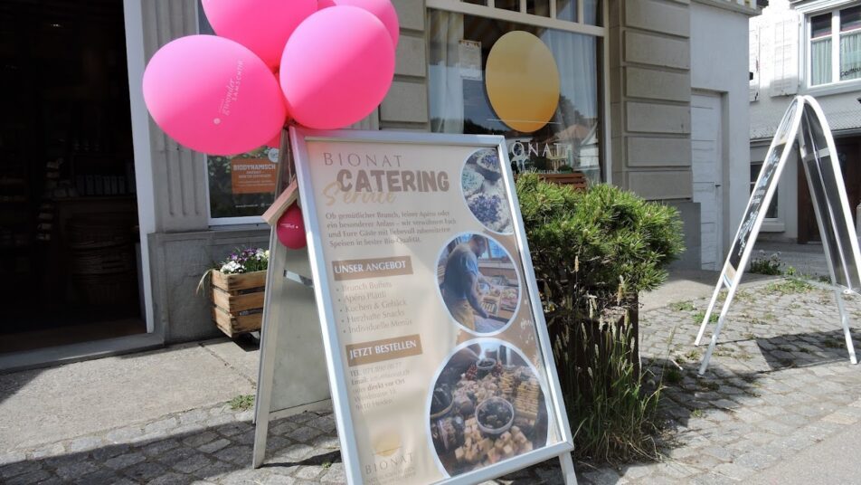 Heiden heiden «neu entdecken» am gwondersamschtig 2026 heiden neu entdecken gwondersamschtig 2026 3 heiden viele mit bunten ballonen geschmückte fachgeschäfte und gastrobetriebe im dorf boten verschiedene degustationen,... Iustitia. Bg heiden «neu entdecken» am gwondersamschtig 2026 2026-05-05 09:28:52 justiz heiden