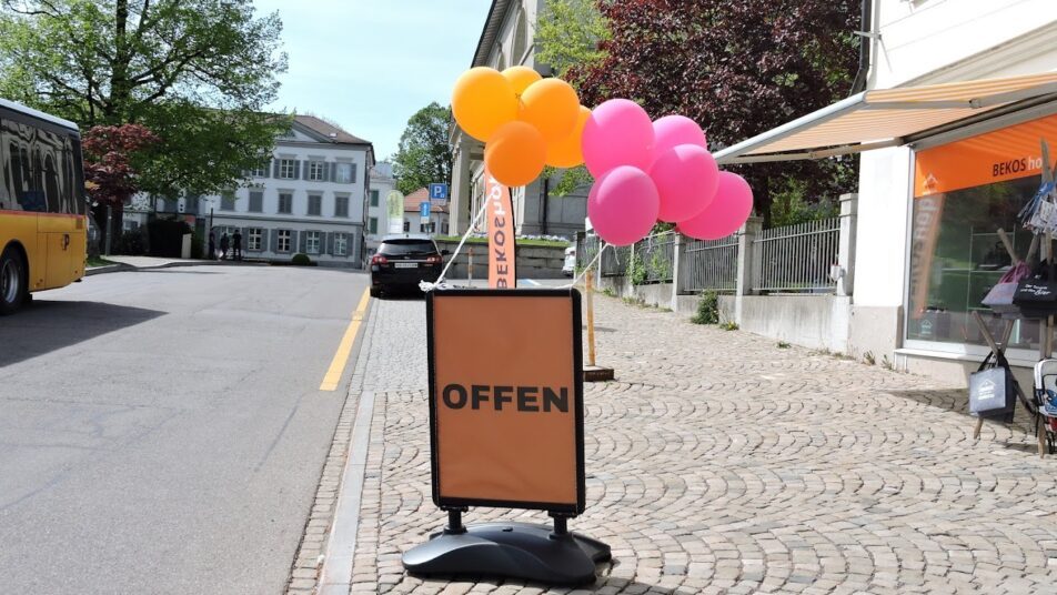 Heiden heiden «neu entdecken» am gwondersamschtig 2026 heiden neu entdecken gwondersamschtig 2026 9 heiden viele mit bunten ballonen geschmückte fachgeschäfte und gastrobetriebe im dorf boten verschiedene degustationen,... Iustitia. Bg heiden «neu entdecken» am gwondersamschtig 2026 2026-05-05 09:28:52 justiz heiden