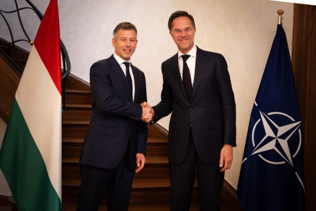 Magyar találkozott a NATO főtitkárával és egy macskával, és megismételte, hogy nem küldünk fegyvert Ukrajnába 2026