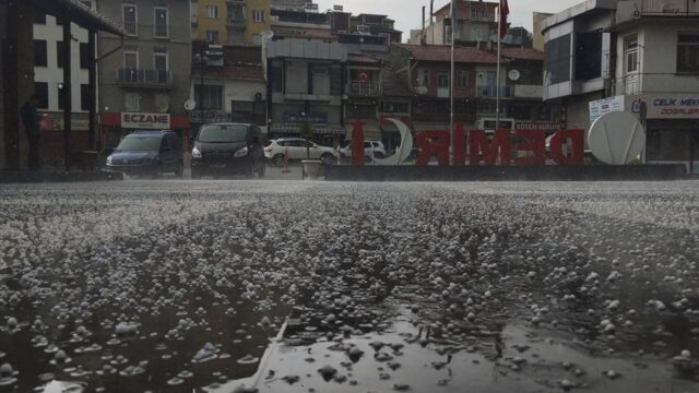 Manisa'da sağanak, dolu, fırtına: Evlerin çatısı uçtu! 2026