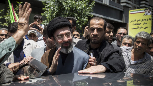 Mojtaba Khamenei susține că SUA și Israelul încearcă să îngenuncheze Iranul pentru „a și ascunde înfrângerile militare” Mojtaba Khamenei susține că SUA și Israelul încearcă să îngenuncheze Iranul pentru „a-și ascunde înfrângerile militare” 2026