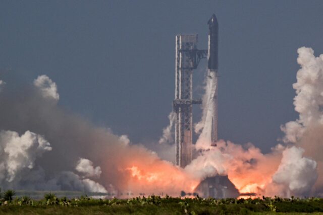 Muskova spoločnosť SpaceX musí vyšetriť minulotýždňový incident Muskova spoločnosť SpaceX musí vyšetriť minulotýždňový incident. Pád motora lode Starship už riešia úrady 2026