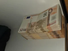 Politie vindt 340.000 euro cash en wapens in slaapkamer Zutphenaar 2026 Politie vindt 340.000 euro cash en wapens in slaapkamer Zutphenaar 2026