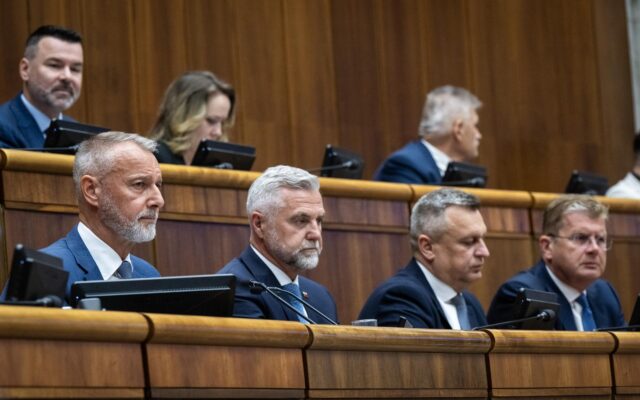 Poslanci ukončili deň zlúčenou rozpravou o návrhoch opozície k ETS2 2026