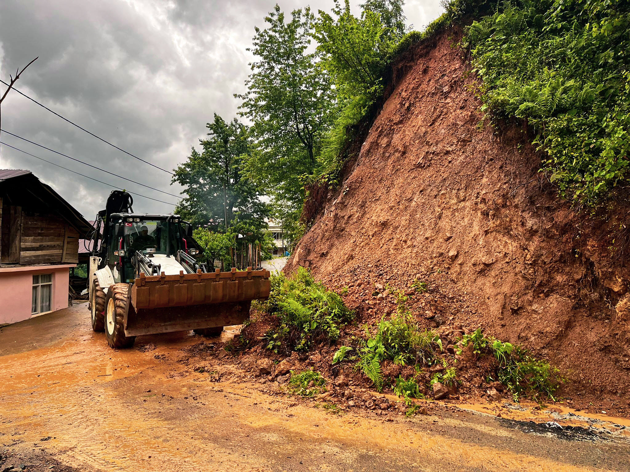Rize'de sağanak toprak kaymasına yol açtı 2026 - adalet - iustitia. Bg Bölgesel rize'de sağanak toprak kaymasına yol açtı 2026 rize anak toprak kaymas yol 2026 bölgesel iustitia. Bg i̇l özel i̇daresinden yapılan açıklamada, kent genelinde etkili olan sağanak sonrası 27 köyde toprak... Iustitia. Bg rize'de sağanak toprak kaymasına yol açtı 2026 2026-05-29 19:51:00 adalet - iustitia. Bg bölgesel