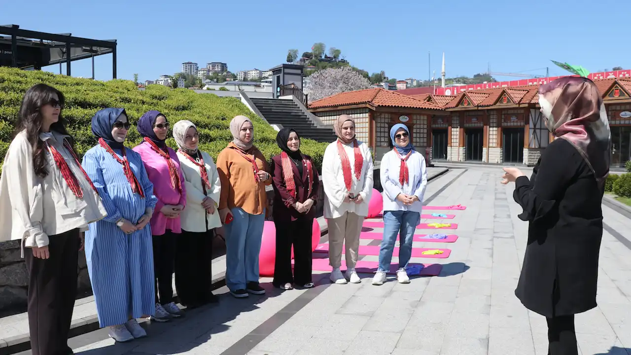 Bölgesel rize’de ebeler ve gebeler anneler günü etkinliğinde buluştu 2026 rize ebeler gebeler anneler etkinli inde bulu 2026 1 bölgesel iustitia. Bg programda anne adayları egzersiz yaptı, gebelik süreci, stres yönetimi ve anne sağlığı konularında... Iustitia. Bg rize’de ebeler ve gebeler anneler günü etkinliğinde buluştu 2026 2026-05-10 15:42:00 adalet - iustitia. Bg bölgesel