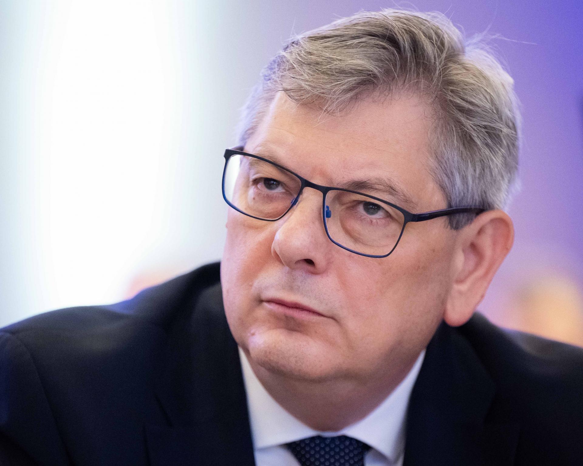 Národnú radu by mohlo byť možné odvolať aj ľudovým hlasovaním, suskov rezort predložil návrh 2026 - spravodlivosť - iustitia. Bg Slovensko národnú radu by mohlo byť možné odvolať aj ľudovým hlasovaním, suskov rezort predložil návrh 2026 rodn radu mohlo odvola udov hlasovan suskov rezort pred slovensko iustitia. Bg iustitia. Bg národnú radu by po novom mohlo byť možné odvolať pred uplynutím volebného obdobia aj využitím ľudového hlasovania. Vyplýva to z návrhu novely ústavy, ktorý do medzirezortného pripomienkového konania... Národnú radu by mohlo byť možné odvolať aj ľudovým hlasovaním, suskov rezort predložil návrh 2026 2026-05-07 12:33:01 iustitia. Bg spravodlivosť - iustitia. Bg slovensko