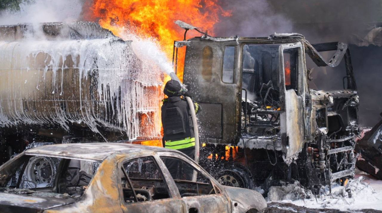Росіяни вдарили по цистерні з пальним у запоріжжі: є загиблий і поранені 2026 - справедливість - юстиция Новини росіяни вдарили по цистерні з пальним у запоріжжі: є загиблий і поранені 2026 rosiyani vdarili tsisterni palynim zaporizhzhi zagibliy 3 новини 15 травня армія рф атакувала промисловий об'єкт у запоріжжі та пошкодила цистерну з паливно-мастильними... Iustitia. Bg росіяни вдарили по цистерні з пальним у запоріжжі: є загиблий і поранені 2026 2026-05-15 10:52:00 справедливість - юстиция новини