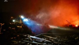 Руски дрон погоди романски станови, ранувајќи две лица и предизвикувајќи пожар 2026 - правда - юстиция Dronovi руски дрон погоди романски станови, ранувајќи две лица и предизвикувајќи пожар 2026 ruski dron pogodi romanski stanovi ranuva kji dve litsa dronovi iustitia. Bg руски дрон, кој беше дел од ноќниот напад врз украина, се урна во станбена зграда во источна романија, при што беа повредени две лица, соопштија властите, во она што официјално... Руски дрон погоди романски станови, ранувајќи две лица и предизвикувајќи пожар 2026 2026-05-29 05:49:41 правда - юстиция dronovi