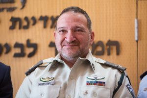 שנתיים לאחר שנחשד בדקירת הניצב: נסגר התיק נגד המפכ"ל לשעבר 2026 - צֶדֶק - iustitia. Bg שנתיים לאחר שנחשד בדקירת הניצב: נסגר התיק נגד המפכ"ל לשעבר