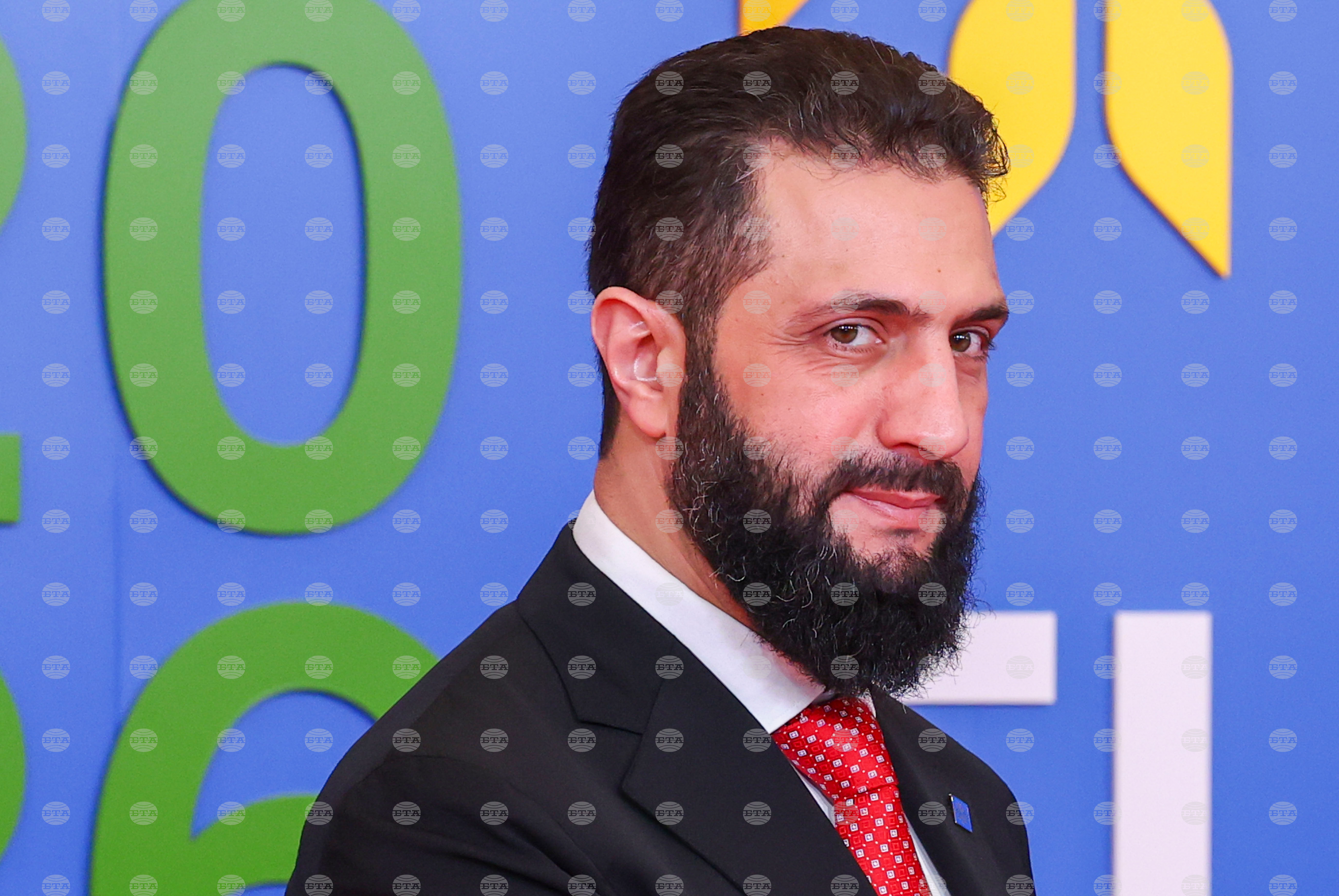 Свят сирийският президент извърши промени в правителството и уволни брат си 2026 siriyskiyat prezident izvarshi promeni pravitelstvoto u свят сирийският президент ахмед аш шараа извърши вчера частични промени в правителството, като смени няколко... Iustitia. Bg сирийският президент извърши промени в правителството и уволни брат си 2026 2026-05-10 02:45:38 юстиция свят