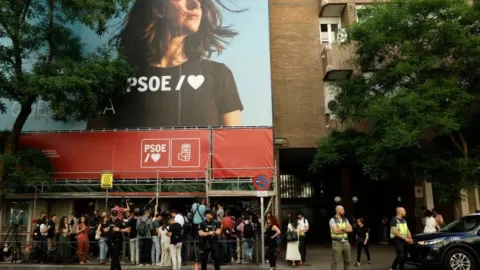 İspanya’da iktidar partisine yolsuzluk soruşturması: polis genel merkeze girdi 2026 - adalet - iustitia. Bg İspanya’da iktidar partisine yolsuzluk soruşturması: polis genel merkeze girdi 2026 spanya iktidar partisine yolsuzluk soru turmas polis ge iustitia. Bg dış haberler i̇spanya’da polis, iktidardaki sosyalist i̇şçi partisi’nin madrid’deki genel merkezinde... Iustitia. Bg i̇spanya’da iktidar partisine yolsuzluk soruşturması: polis genel merkeze girdi 2026 2026-05-27 14:16:36 adalet - iustitia. Bg