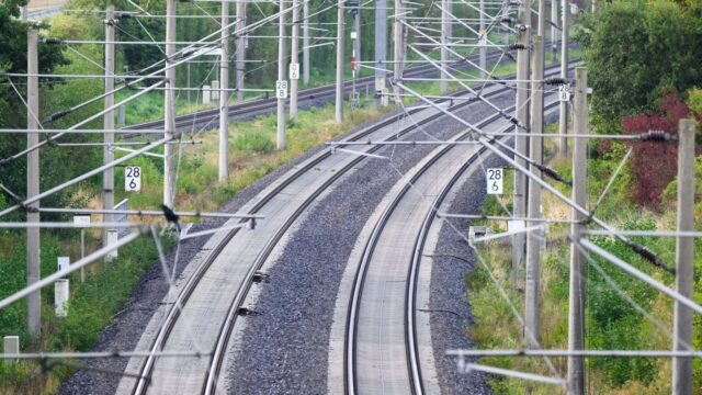 Strecke Hamburg-Berlin: ICE bleibt liegen - Reisende steigen auf freier Strecke um 2026