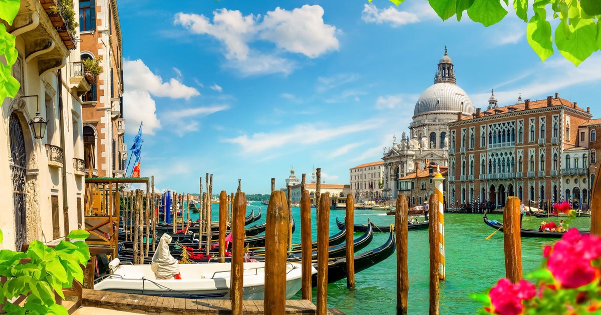 Amalfi obala italija top destinacije poletja 2026 2026 top destinacije poletja 2026 2026 amalfi obala italija iustitia. Bg poletje 2026 kliče po nepozabnih doživetjih na soncu, morju in v slikovitih mestih. Če še niste izbrali,... Iustitia. Bg top destinacije poletja 2026 2026 2026-05-07 15:32:00 pravosodje - iustitia. Bg amalfi obala italija