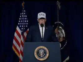 Трамп пристигна во Кина пред клучната средба со кинескиот лидер и беше пречекан со свечена церемонија Трамп пристигна во Кина пред клучната средба со кинескиот лидер и беше пречекан со свечена церемонија 2026