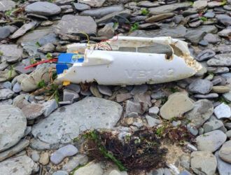 Politika военни унищожиха дрон с взрив на плаж край елените 2026 voenni unishtozhiha dron vzriv plazh kray elenite 2026 1 politika специализиран екип от военноморската база в бургас от състава на военноморските сили изпълни задача по разузнаване и унищожаване на останки от дрон, изхвърлени от морето в... Iustitia. Bg военни унищожиха дрон с взрив на плаж край елените 2026 2026-05-01 17:40:21 юстиция politika