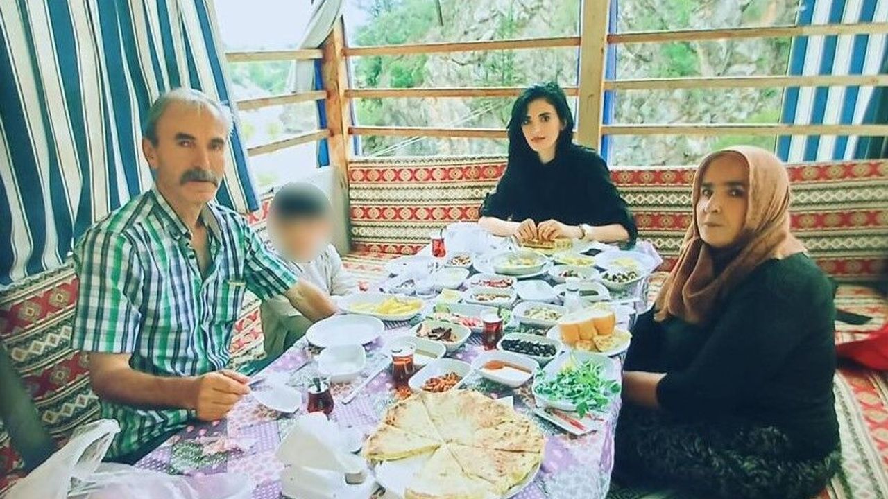 Öldürülüp yakılan kübra yapıcı’nın cesedinin aranan parçaları barajda böyle bulundu 2026 - adalet - iustitia. Bg Gündem öldürülüp yakılan kübra yapıcı’nın cesedinin aranan parçaları barajda böyle bulundu 2026 yak lan bra yap cesedinin aranan par alar barajda yle b gündem iustitia. Bg kübra yapıcı cinayeti soruşturması kapsamında şüpheli i̇lyas umur d. , ifadesinde ceseti yaktıktan sonra... Iustitia. Bg öldürülüp yakılan kübra yapıcı’nın cesedinin aranan parçaları barajda böyle bulundu 2026 2026-05-07 15:40:00 adalet - iustitia. Bg gündem