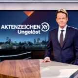 Zdf ändert heute das programm: mehrere sendungen betroffen – das ist der grund 2026 - iustitia. Bg - gerechtigkeit Aktenzeichen xy-moderator rudi cerne steht im studio und lächelt in die kamera.
