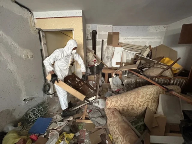 İzmir Konak'ta evden 10 ton çöp çıkarıldı! 2026