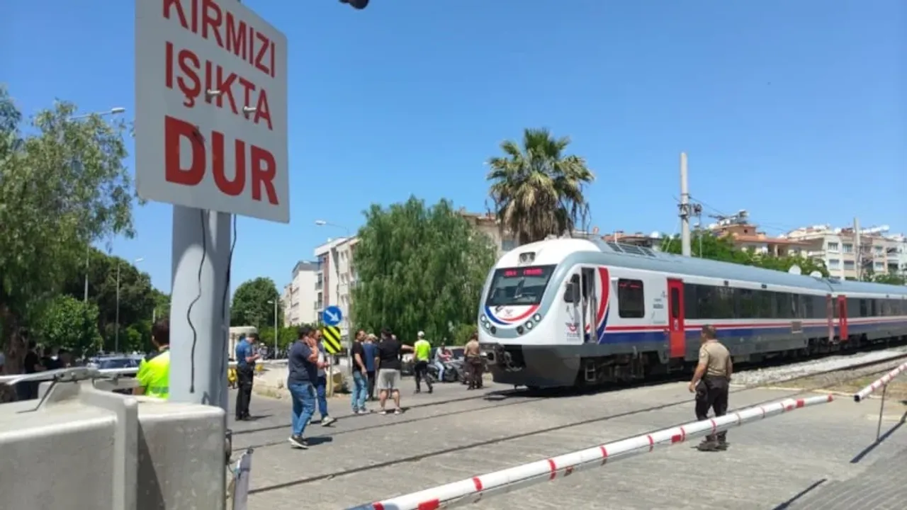 Gündem i̇zmir selçuk'ta feci kaza: yaşlı adama tren çarptı! 2026 zmir sel feci kaza adama tren arpt 2026 1 gündem iustitia. Bg i̇zmir’in selçuk ilçesine bağlı 14 mayıs mahallesi’nde bulunan hemzemin geçitte meydana gelen kazada, 79... Iustitia. Bg i̇zmir selçuk'ta feci kaza: yaşlı adama tren çarptı! 2026 2026-05-27 12:53:00 adalet - iustitia. Bg gündem
