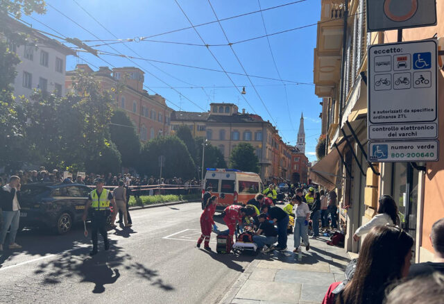Gázolás Modena központjában, a sofőrnél kést is láttak Gázolás Modena központjában, a sofőrnél kést is láttak 2026