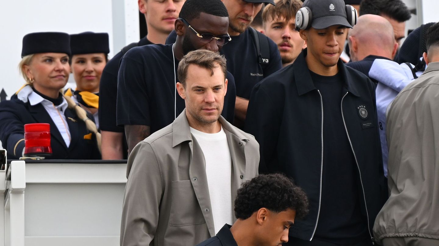 Fußball-nationalmannschaft: dfb-tross auf dem weg zur wm: erster stopp chicago 2026 - iustitia. Bg - gerechtigkeit Airbus fußball-nationalmannschaft: dfb-tross auf dem weg zur wm: erster stopp chicago 2026 ball nationalmannschaft dfb tross auf dem weg zur erste airbus zwölf tage vor dem ersten gruppenspiel gegen curaçao ist bundestrainer nagelsmann mit seinem wm-kader in die usa... Iustitia. Bg fußball-nationalmannschaft: dfb-tross auf dem weg zur wm: erster stopp chicago 2026 2026-06-02 13:34:52 iustitia. Bg - gerechtigkeit airbus