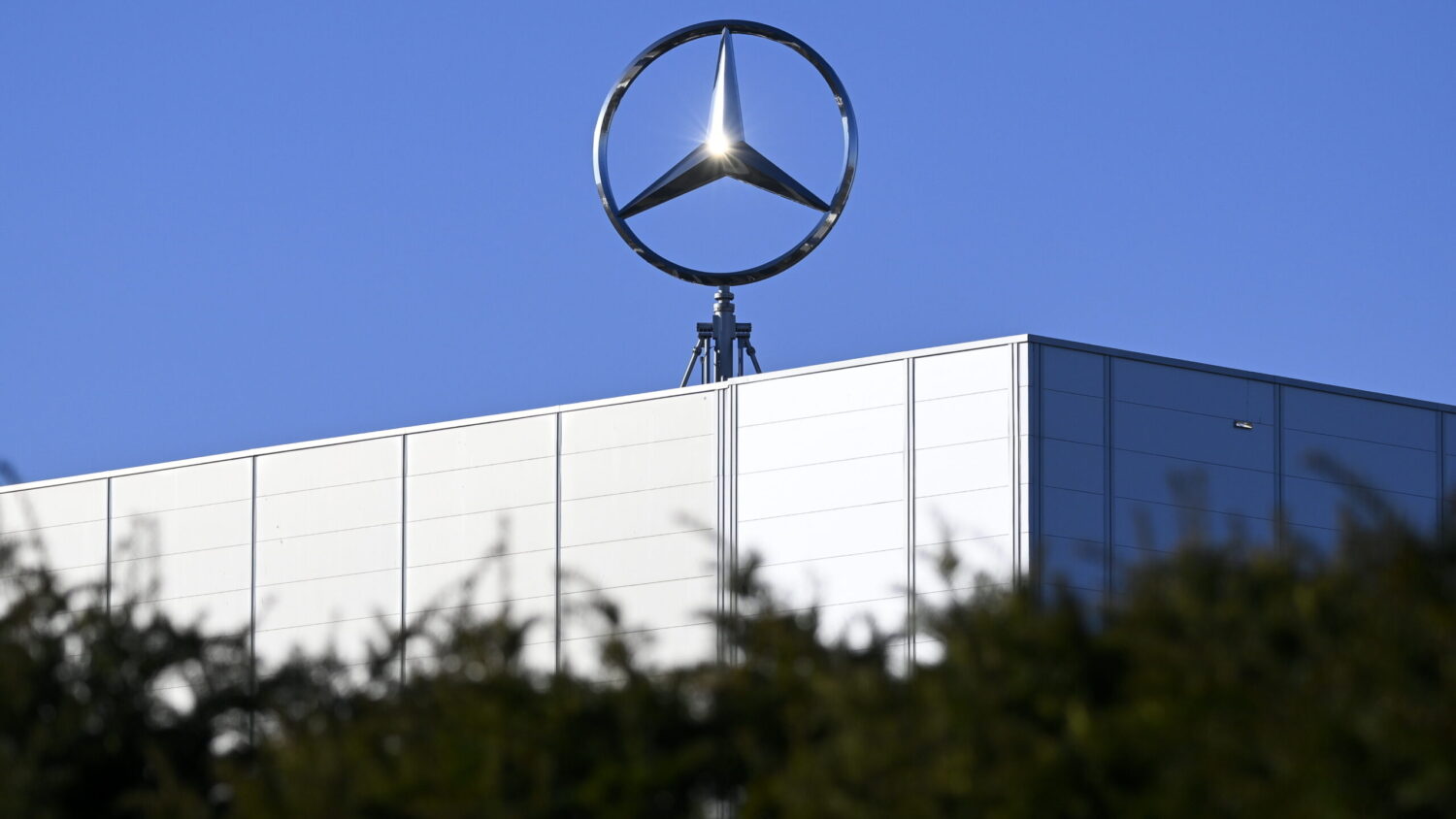 The automotive industry in contrast: germany’s decline and hungary’s rise