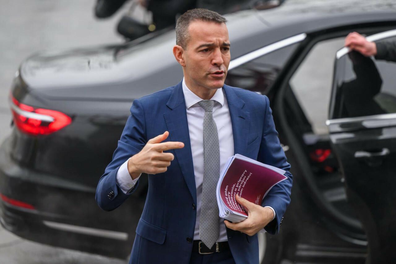 Drucker po revolúcii na školách hľadá pomoc mimo vlastných radov. Na stole je deväť miliónov eur 2026 - spravodlivosť - iustitia. Bg Slovensko drucker po revolúcii na školách hľadá pomoc mimo vlastných radov. Na stole je deväť miliónov eur 2026 drucker revol cii kol pomoc mimo vlastn radov stole dev slovensko iustitia. Bg iustitia. Bg deti na slovensku navštevujú približne dvetisíc základných škôl. Tie v posledných rokoch čelia jednej zmene za druhou. Zavádzajú nové kurikulum, teda nový spôsob učenia, prešli na elektronické prihlášky,... Drucker po revolúcii na školách hľadá pomoc mimo vlastných radov. Na stole je deväť miliónov eur 2026 2026-06-02 23:13:00 iustitia. Bg spravodlivosť - iustitia. Bg slovensko
