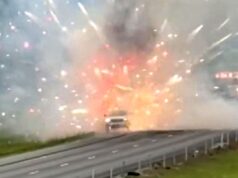 Explosive Szene: Lieferwagen mit Pyrotechnik fängt Feuer – mitten auf Autobahn 2026 Explosive Szene: Lieferwagen mit Pyrotechnik fängt Feuer – mitten auf Autobahn 2026
